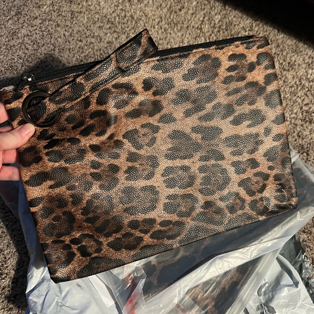 ✨ Oversized Leopard Print Clutch ✨ - Picture 2 of 3